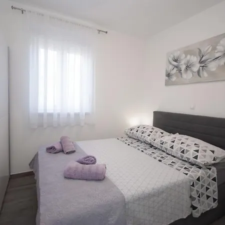 Apartment With Parking Space - 22015 Trogir
