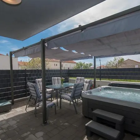 Apartment With Parking Space - 22015 Trogir